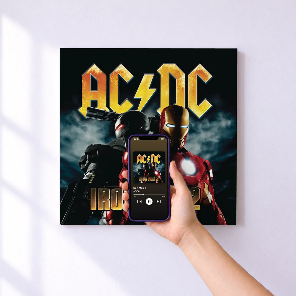 Affiche connectée Iron Man 2 de AC/DC au mur : l'album se lance en approchant le téléphone