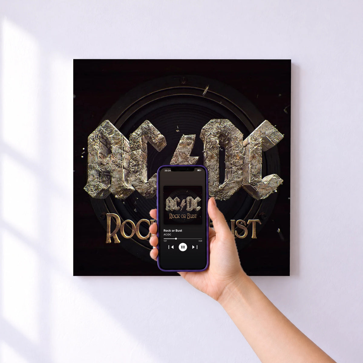 Affiche connectée Rock or Bust de AC/DC au mur : l'album se lance en approchant le téléphone