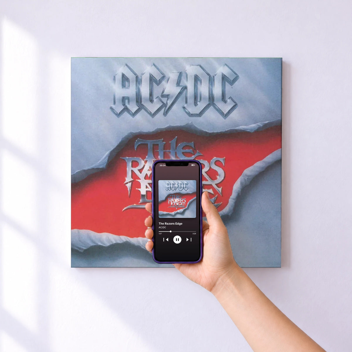 Affiche connectée The Razors Edge de AC/DC au mur : l'album se lance en approchant le téléphone