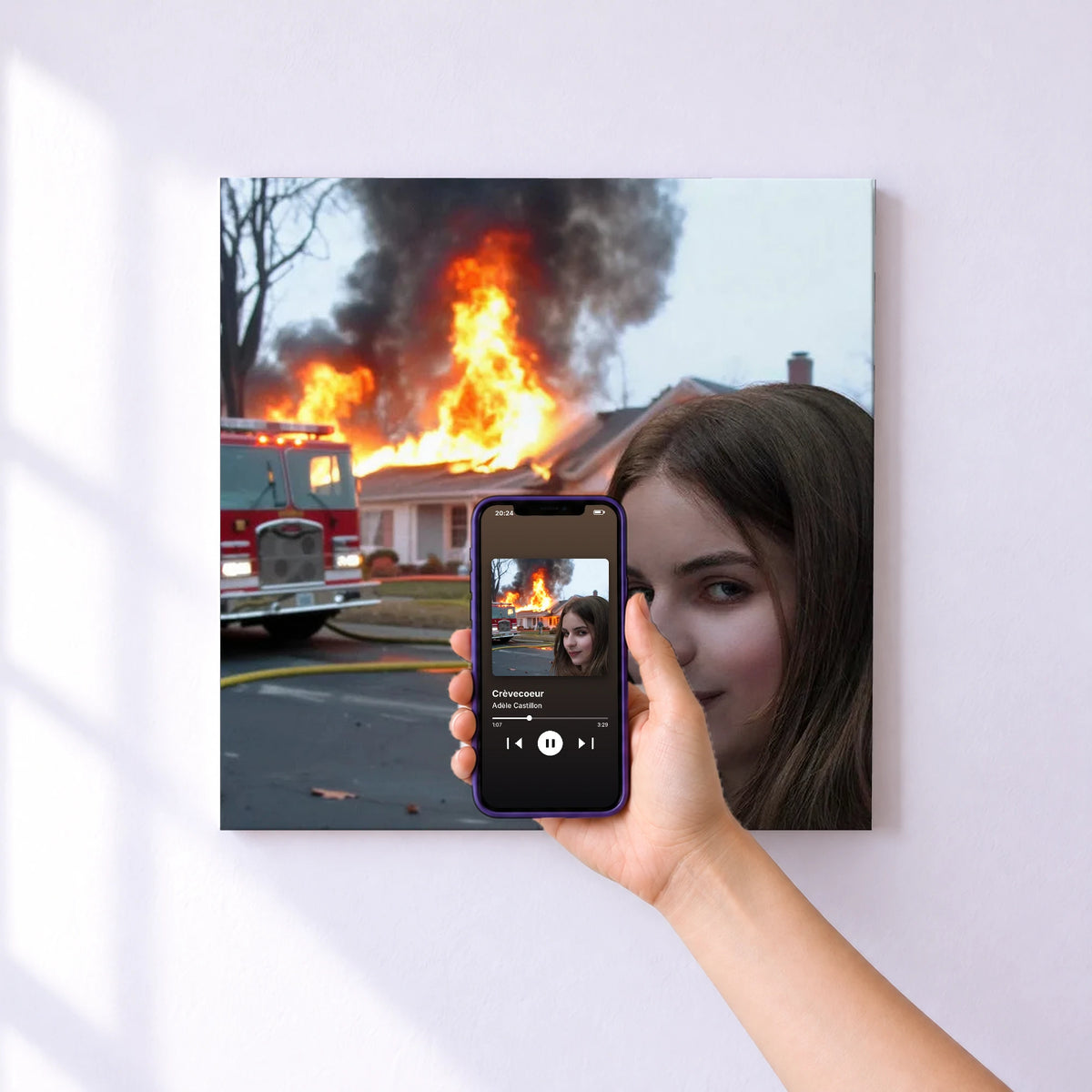 Affiche connectée Crèvecoeur de Adèle Castillon au mur : l'album se lance en approchant le téléphone