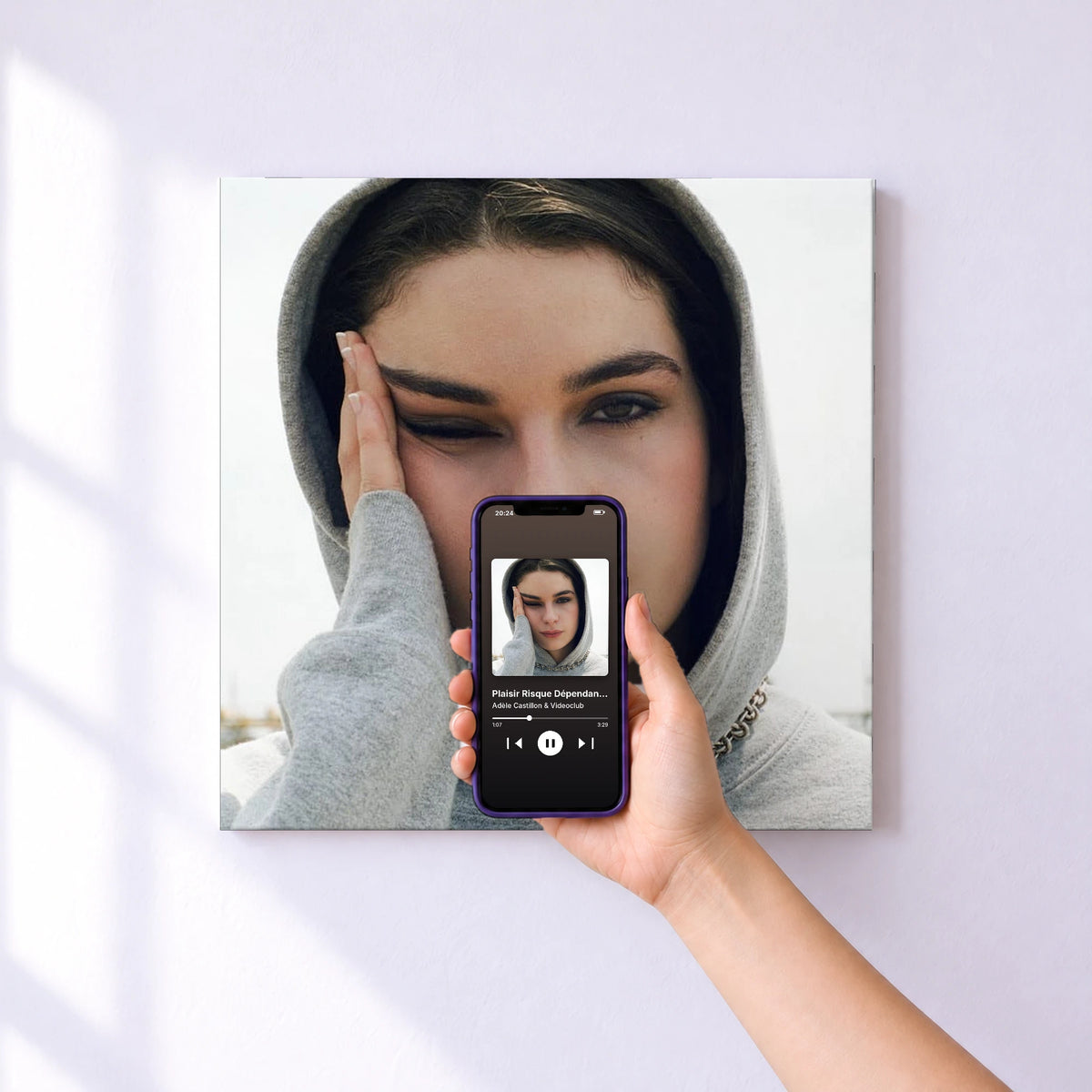 Affiche connectée Plaisir Risque Dépendance de Adèle Castillon & Videoclub au mur : l'album se lance en approchant le téléphone