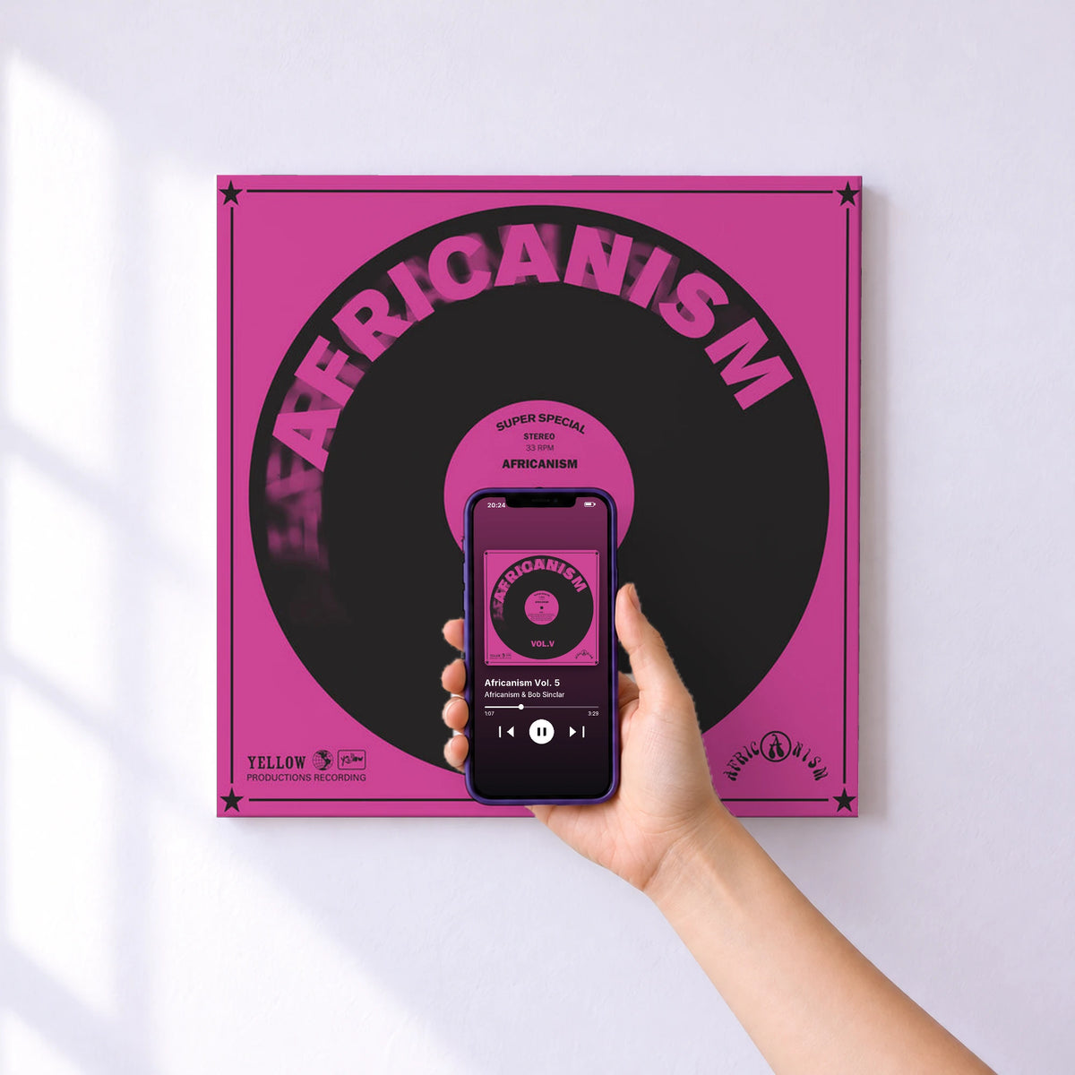 Affiche connectée Africanism Vol. 5 de Africanism & Bob Sinclar au mur : l'album se lance en approchant le téléphone