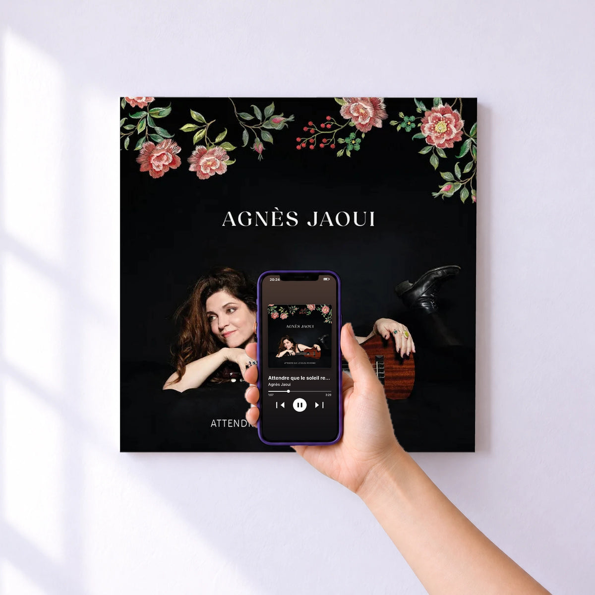 Affiche connectée Attendre que le soleil revienne de Agnès Jaoui au mur : l'album se lance en approchant le téléphone