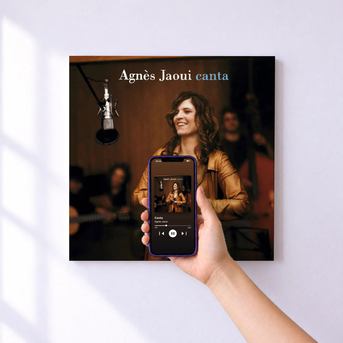 Affiche connectée Canta de Agnès Jaoui au mur : l'album se lance en approchant le téléphone