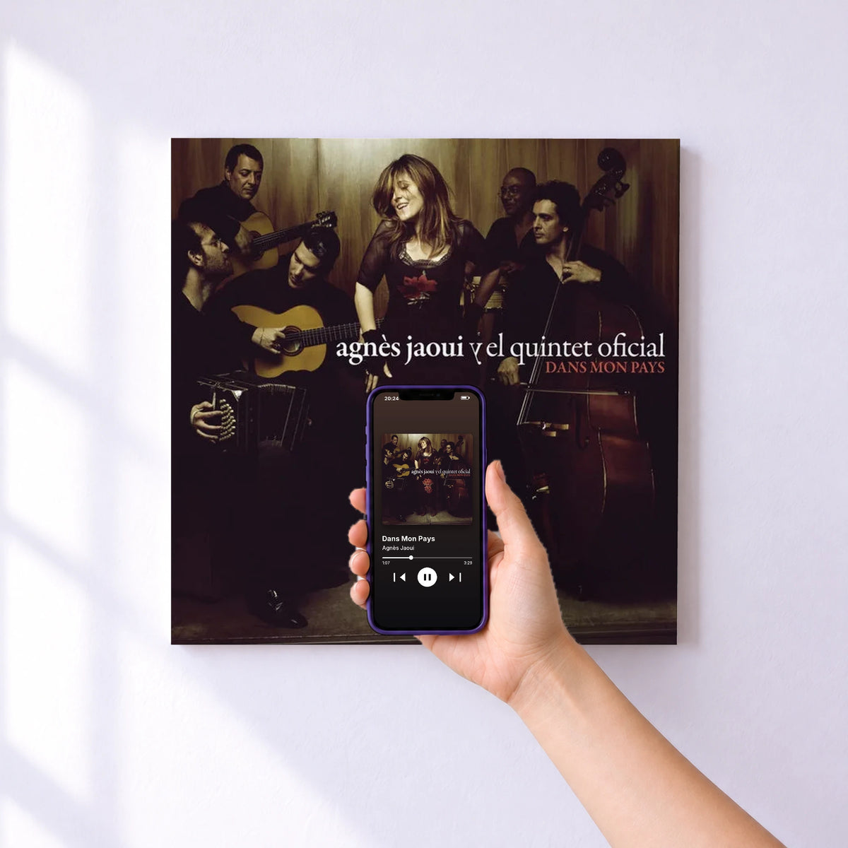 Affiche connectée Dans Mon Pays de Agnès Jaoui au mur : l'album se lance en approchant le téléphone