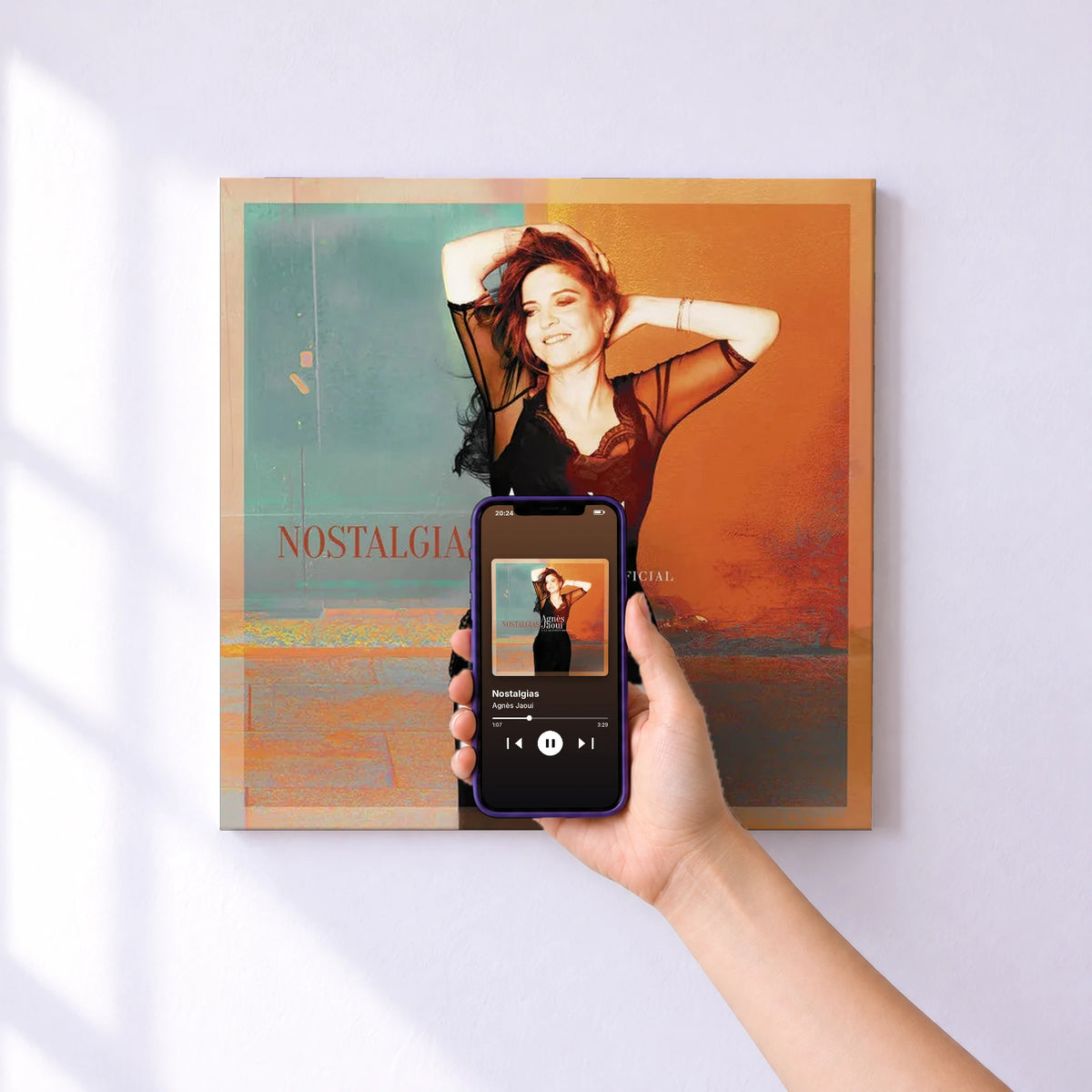 Affiche connectée Nostalgias de Agnès Jaoui au mur : l'album se lance en approchant le téléphone