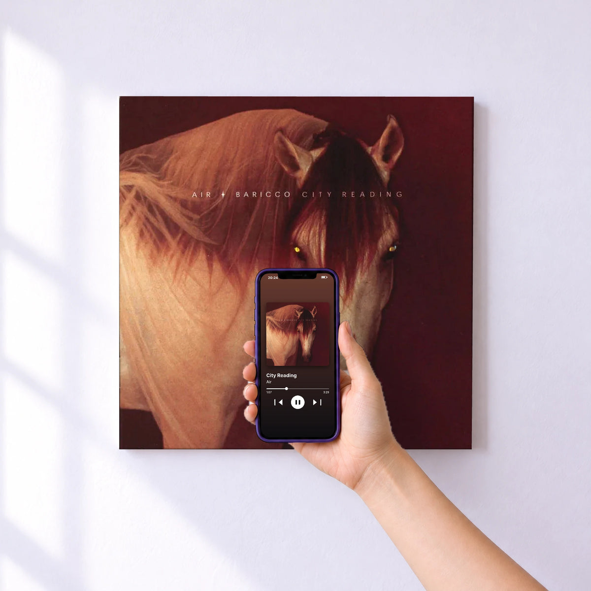 Affiche connectée City Reading de Air au mur : l'album se lance en approchant le téléphone