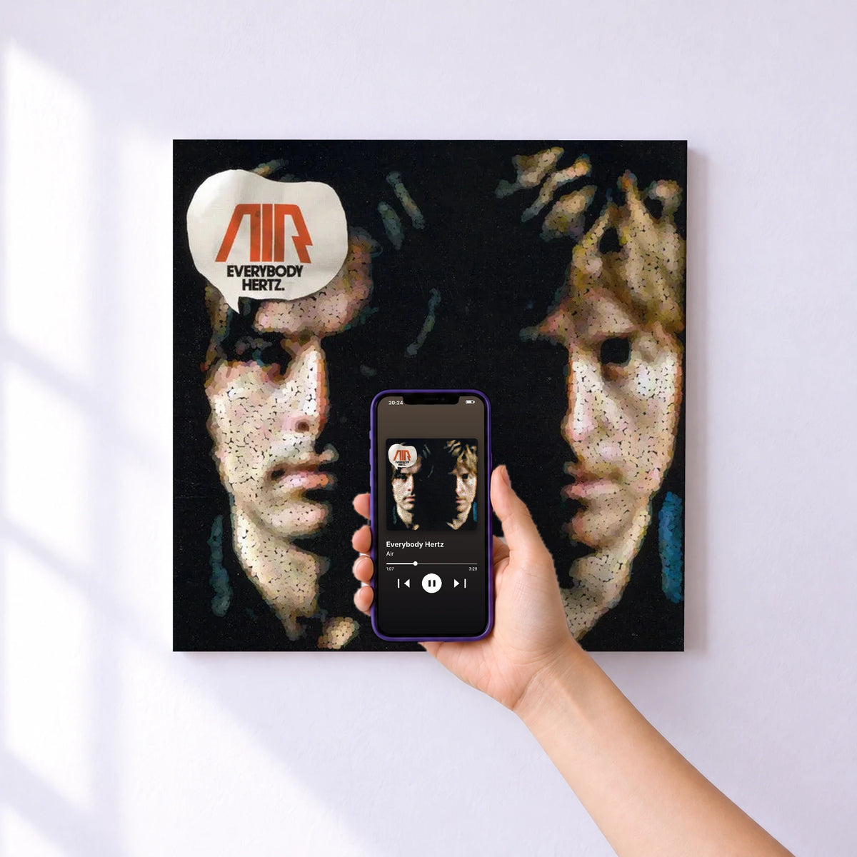 Affiche connectée Everybody Hertz de Air au mur : l'album se lance en approchant le téléphone