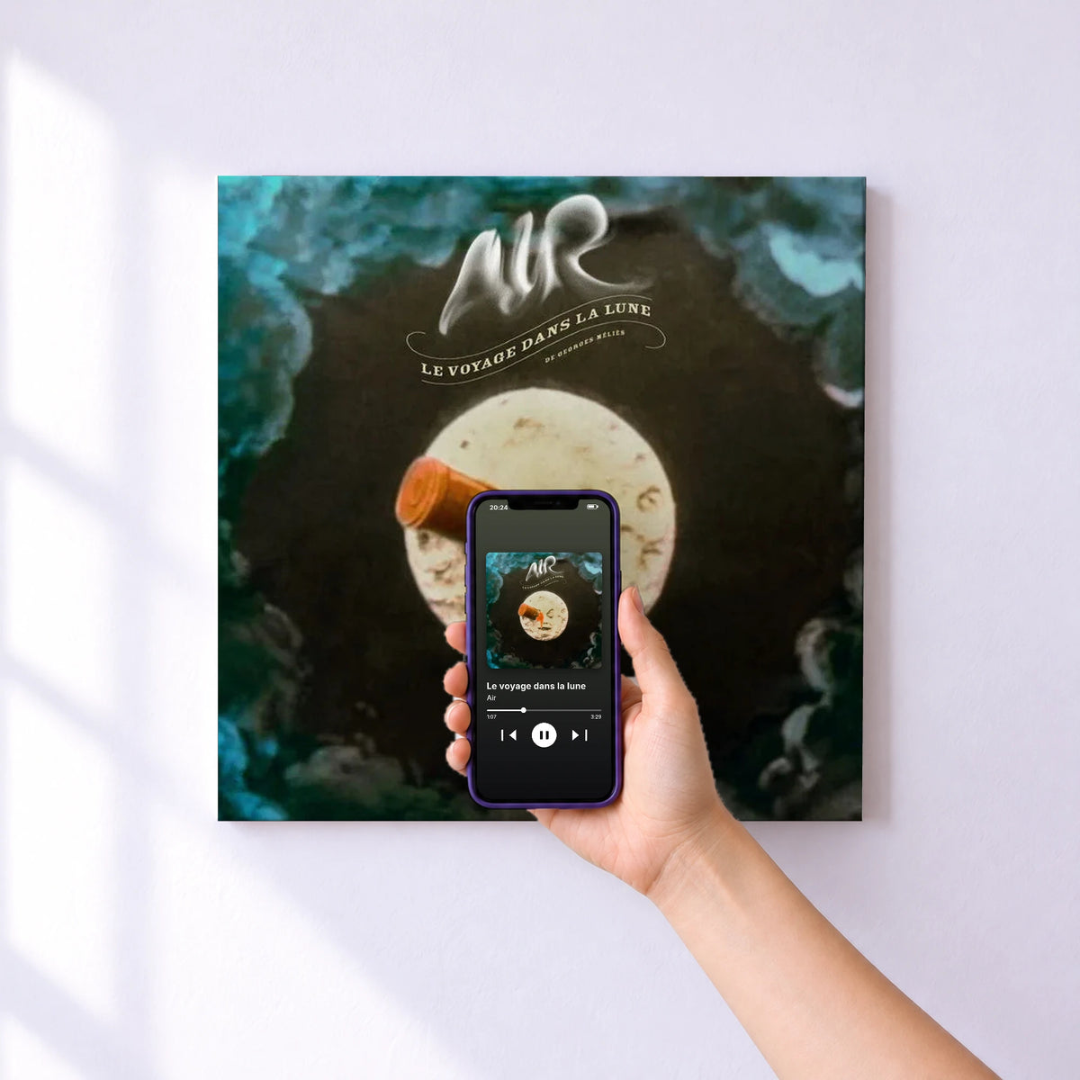 Affiche connectée Le voyage dans la lune de Air au mur : l'album se lance en approchant le téléphone