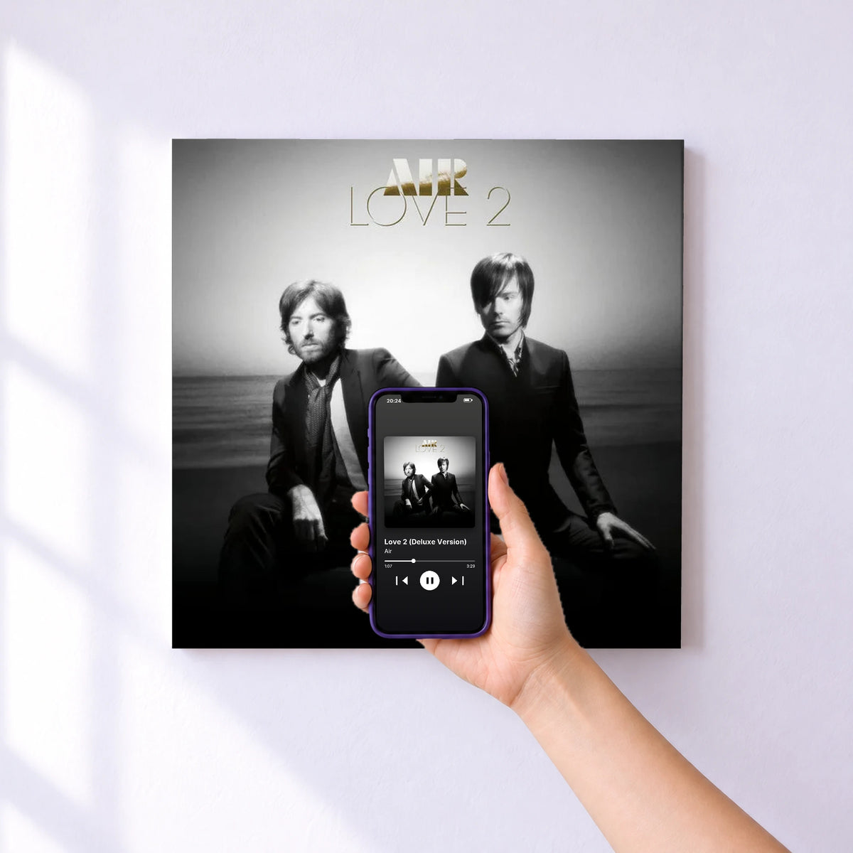 Affiche connectée Love 2 (Deluxe Version) de Air au mur : l'album se lance en approchant le téléphone