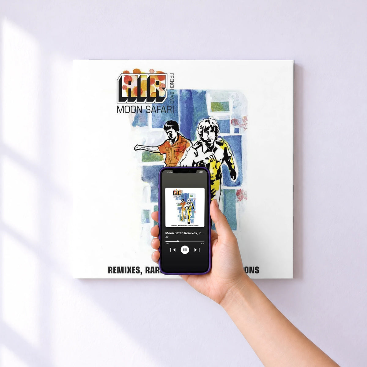Affiche connectée Moon Safari Remixes, Rarities and Radio Sessions de Air au mur : l'album se lance en approchant le téléphone