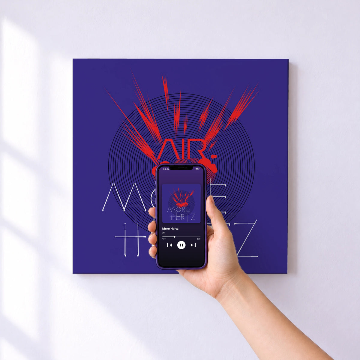 Affiche connectée More Hertz de Air au mur : l'album se lance en approchant le téléphone