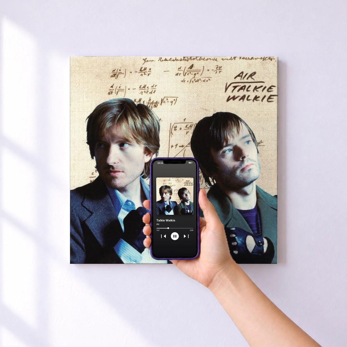 Affiche connectée Talkie Walkie de Air au mur : l'album se lance en approchant le téléphone