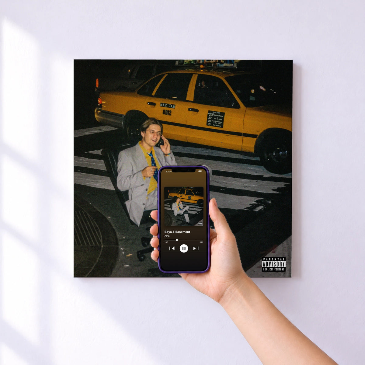 Affiche connectée Boys & Basement de Ajna au mur : l'album se lance en approchant le téléphone