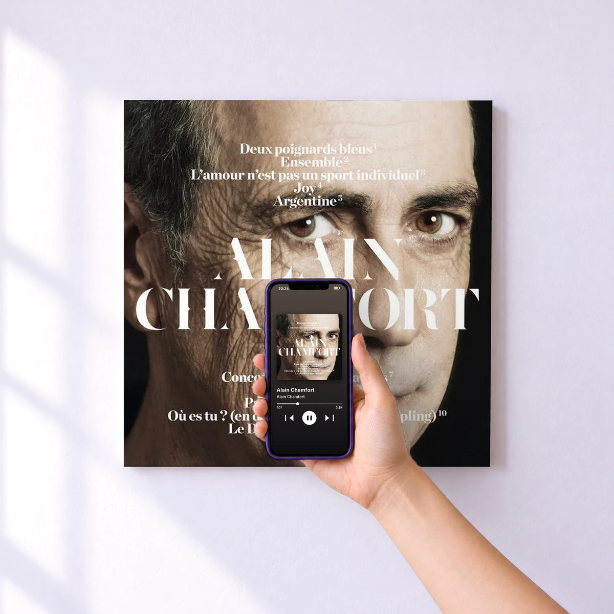 Affiche connectée Alain Chamfort de Alain Chamfort au mur : l'album se lance en approchant le téléphone