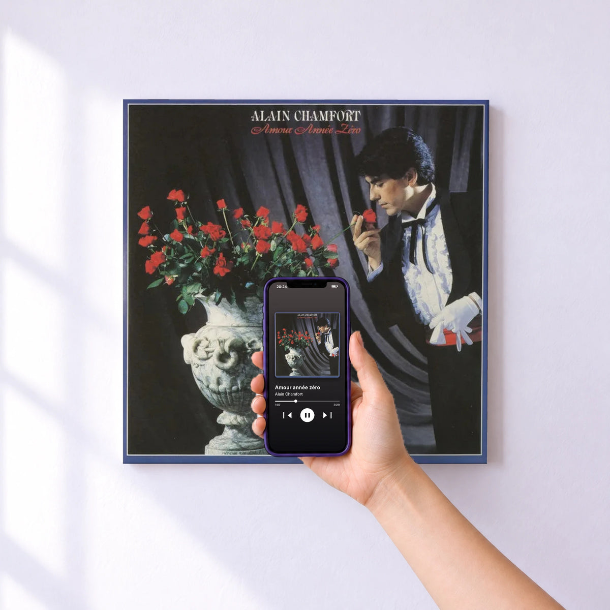 Affiche connectée Amour année zéro de Alain Chamfort au mur : l'album se lance en approchant le téléphone