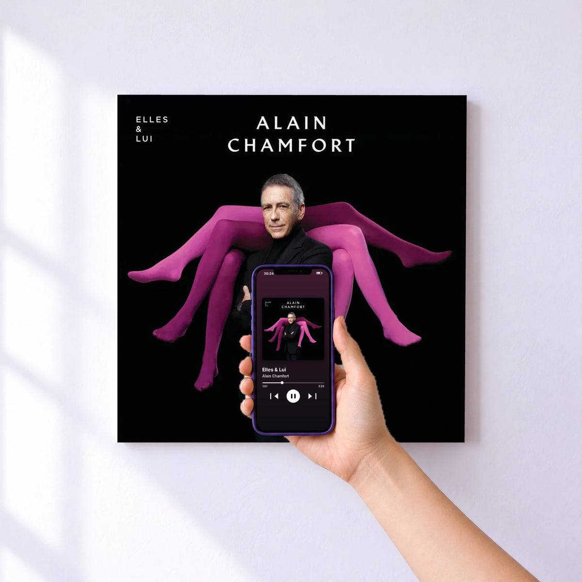Affiche connectée Elles & Lui de Alain Chamfort au mur : l'album se lance en approchant le téléphone