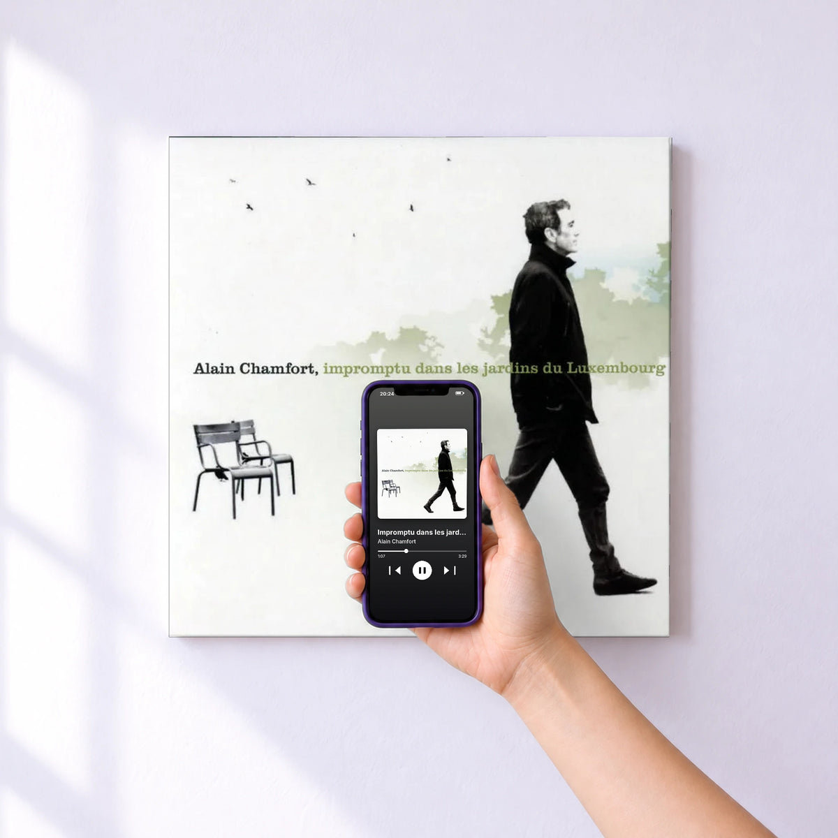 Affiche connectée Impromptu dans les jardins du Luxembourg de Alain Chamfort au mur : l'album se lance en approchant le téléphone