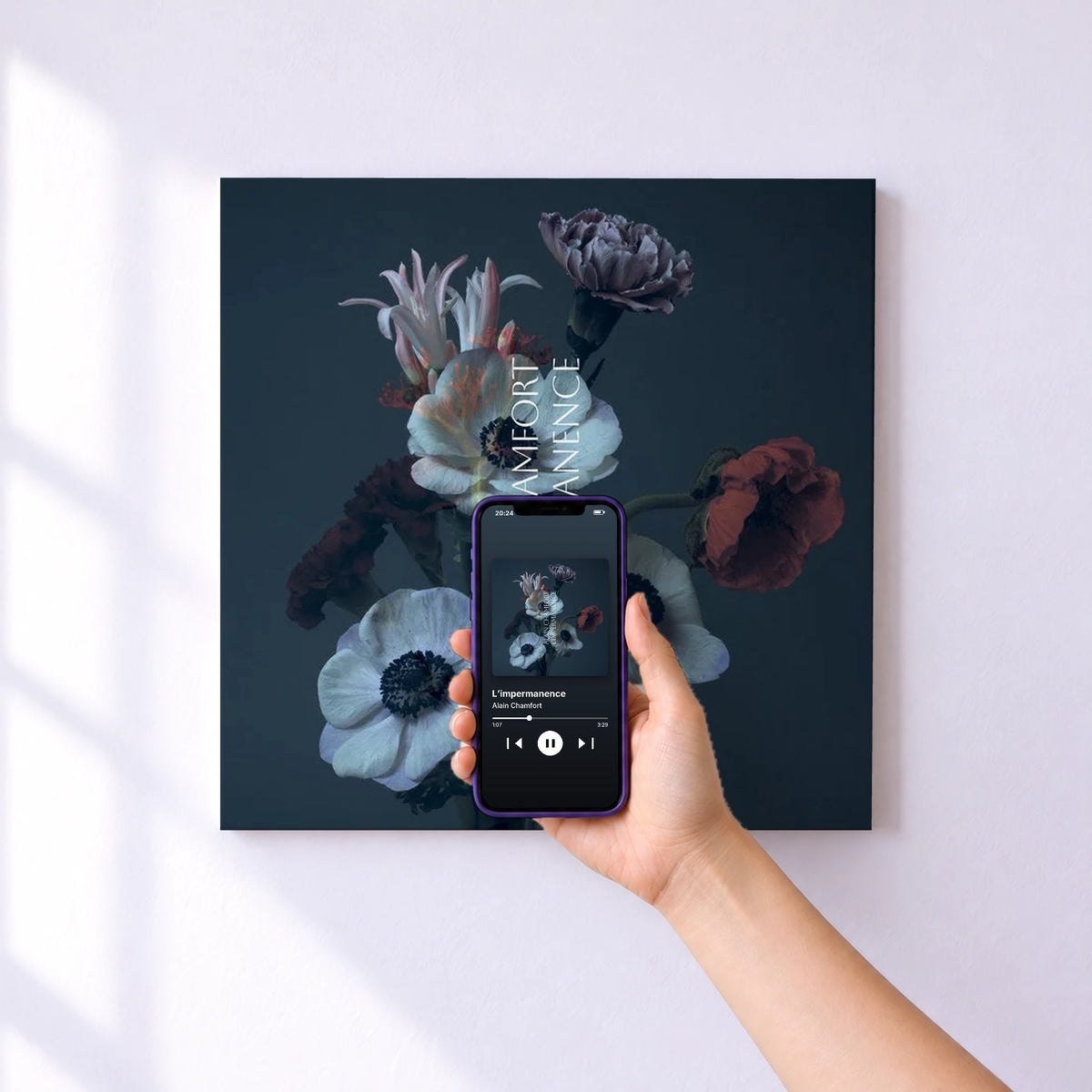 Affiche connectée L’impermanence de Alain Chamfort au mur : l'album se lance en approchant le téléphone