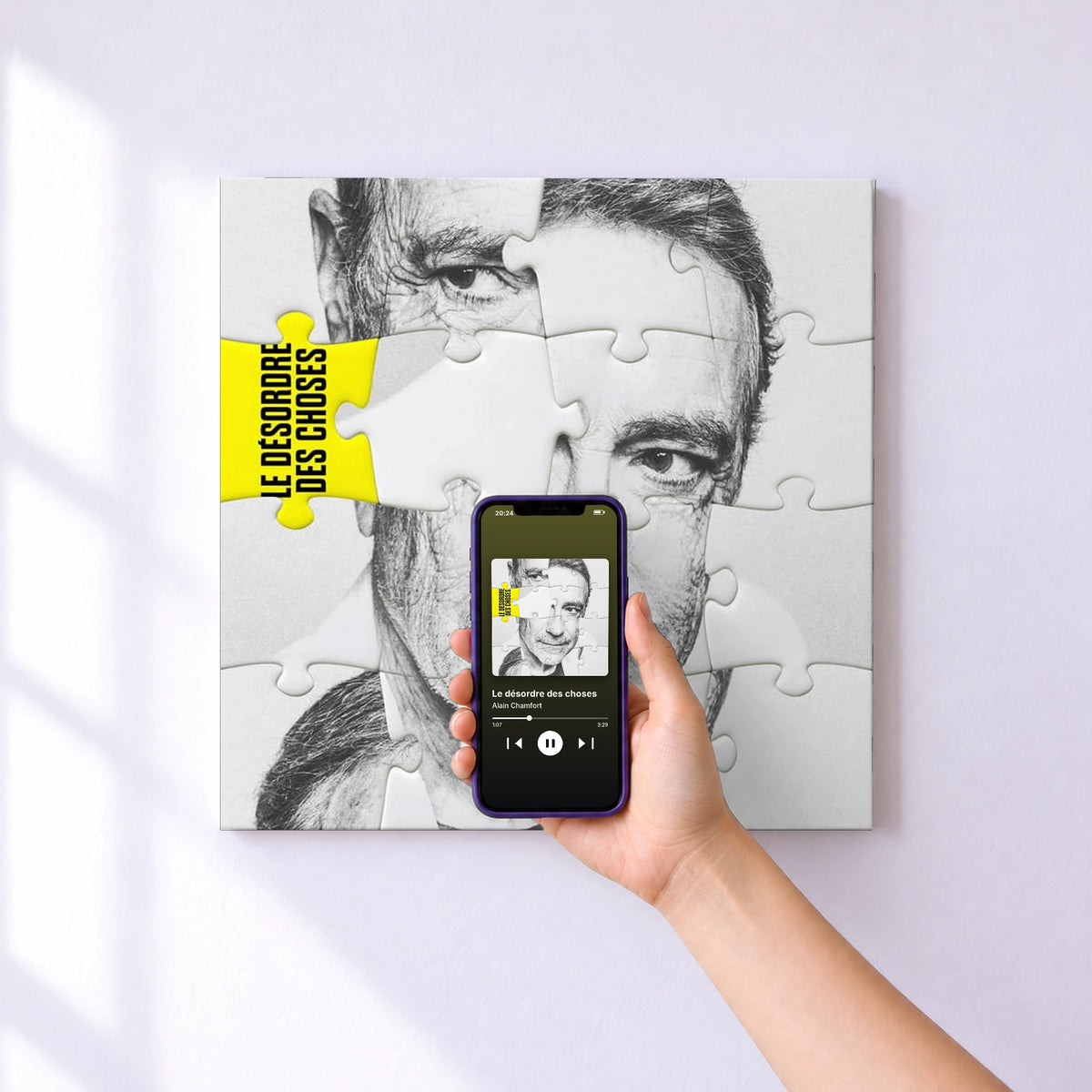 Affiche connectée Le désordre des choses de Alain Chamfort au mur : l'album se lance en approchant le téléphone