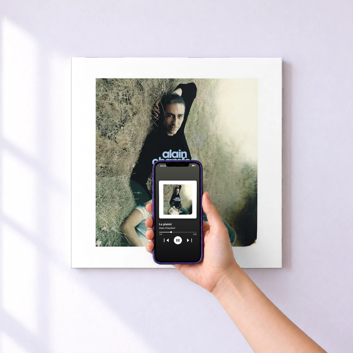 Affiche connectée Le plaisir de Alain Chamfort au mur : l'album se lance en approchant le téléphone