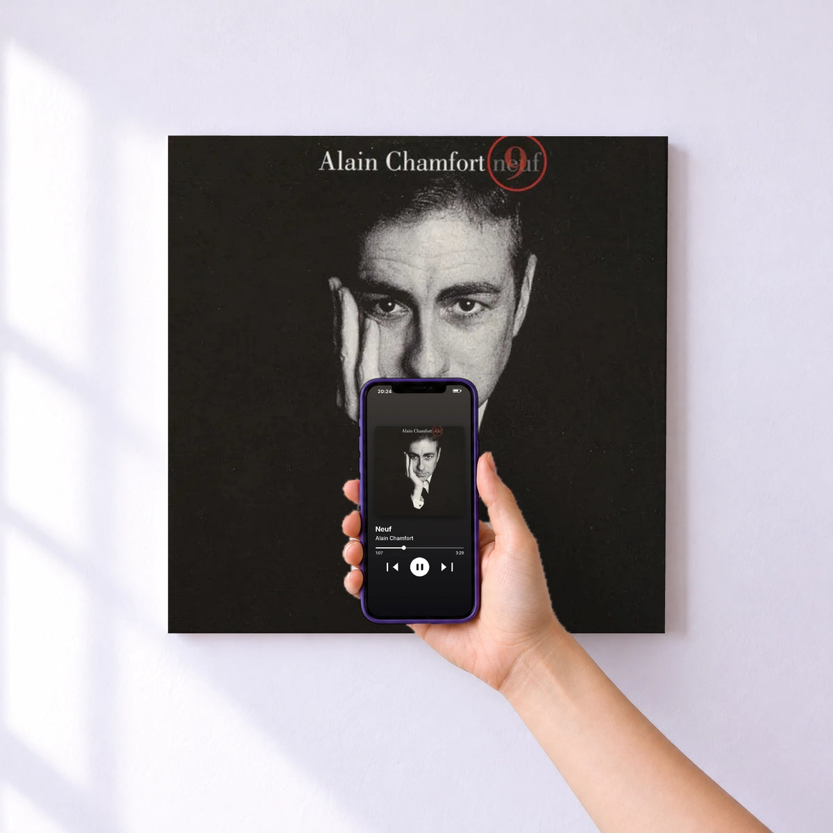 Affiche connectée Neuf de Alain Chamfort au mur : l'album se lance en approchant le téléphone
