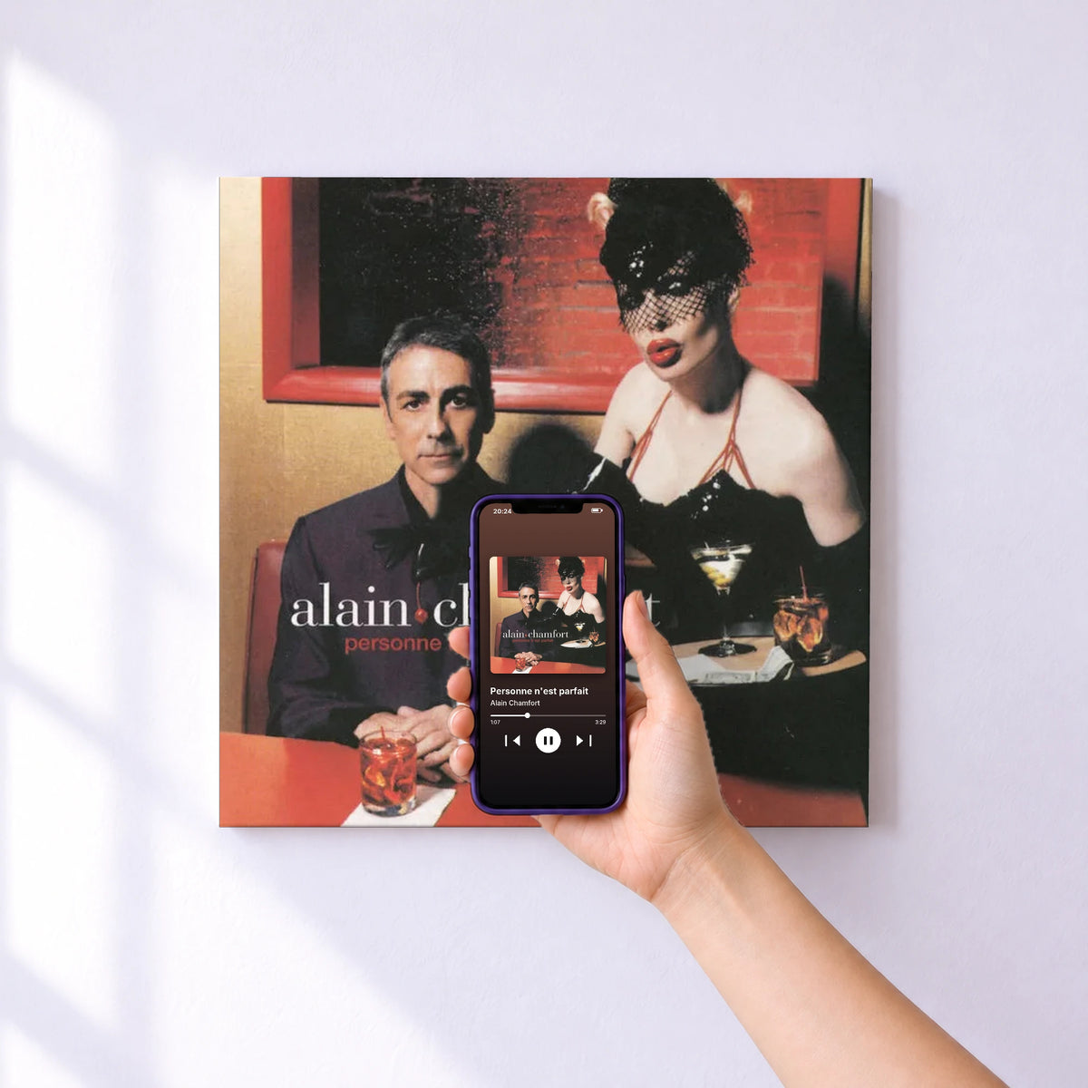 Affiche connectée Personne n'est parfait de Alain Chamfort au mur : l'album se lance en approchant le téléphone