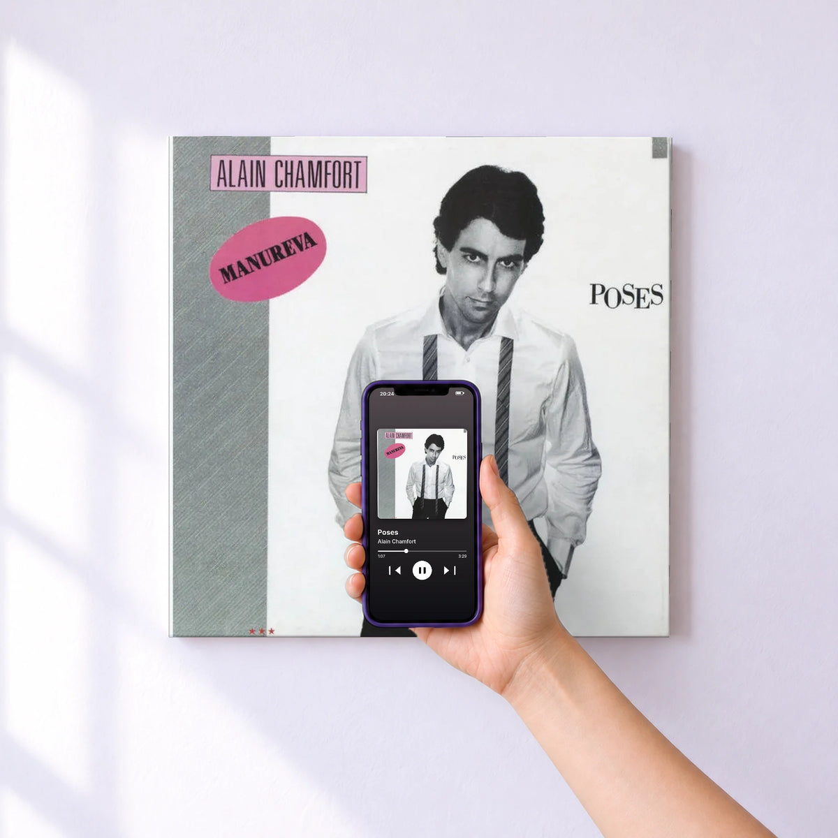 Affiche connectée Poses de Alain Chamfort au mur : l'album se lance en approchant le téléphone