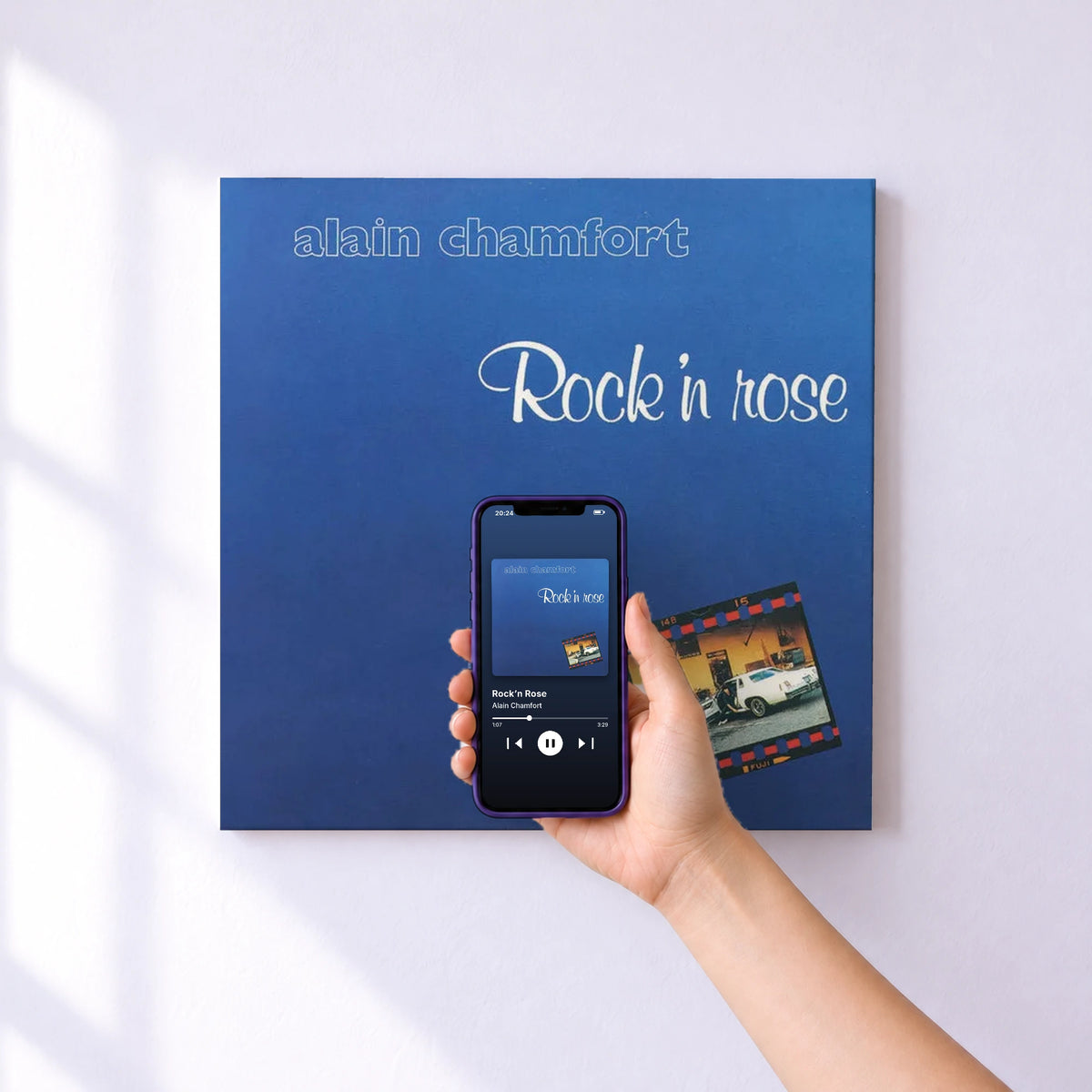Affiche connectée Rock’n Rose de Alain Chamfort au mur : l'album se lance en approchant le téléphone