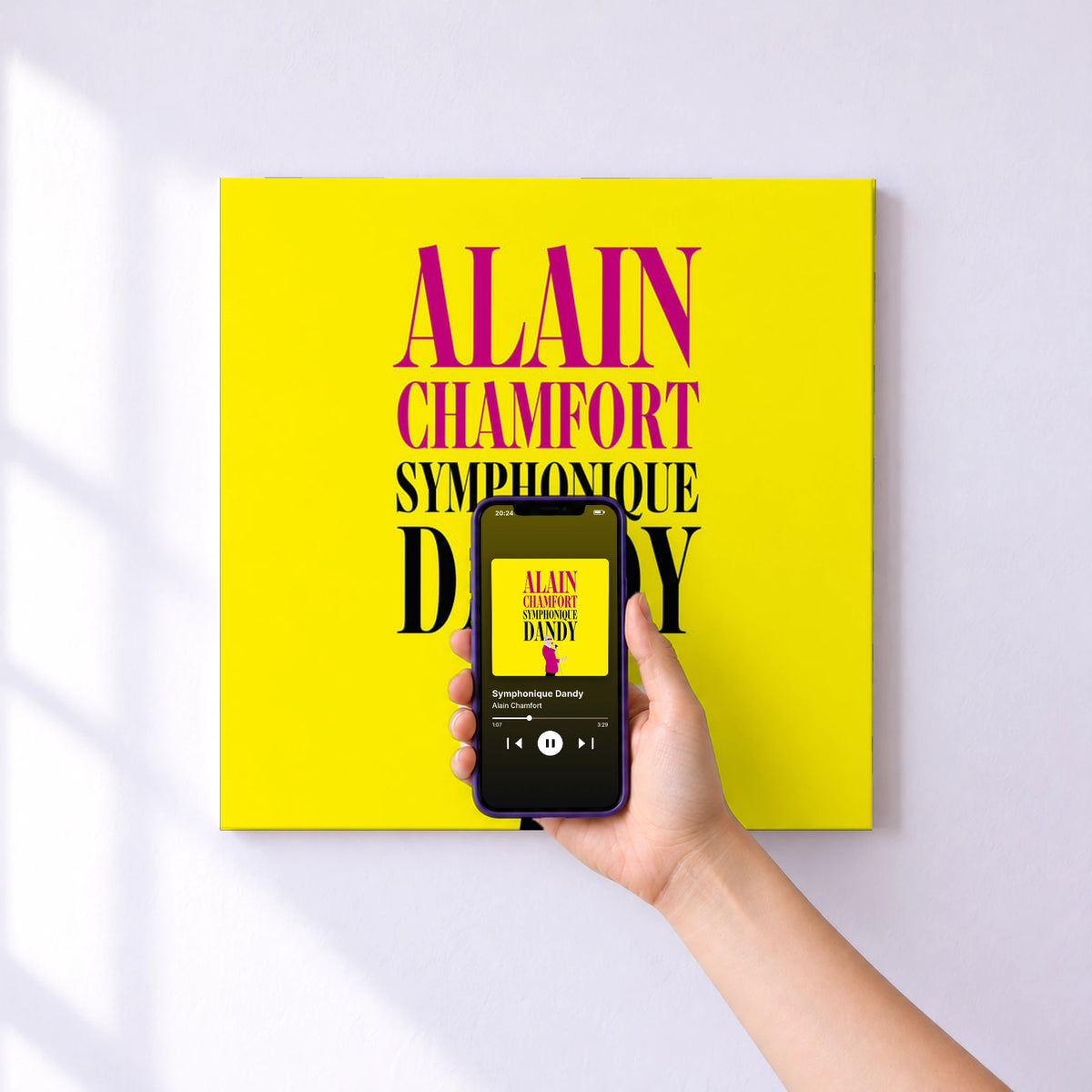Affiche connectée Symphonique Dandy de Alain Chamfort au mur : l'album se lance en approchant le téléphone