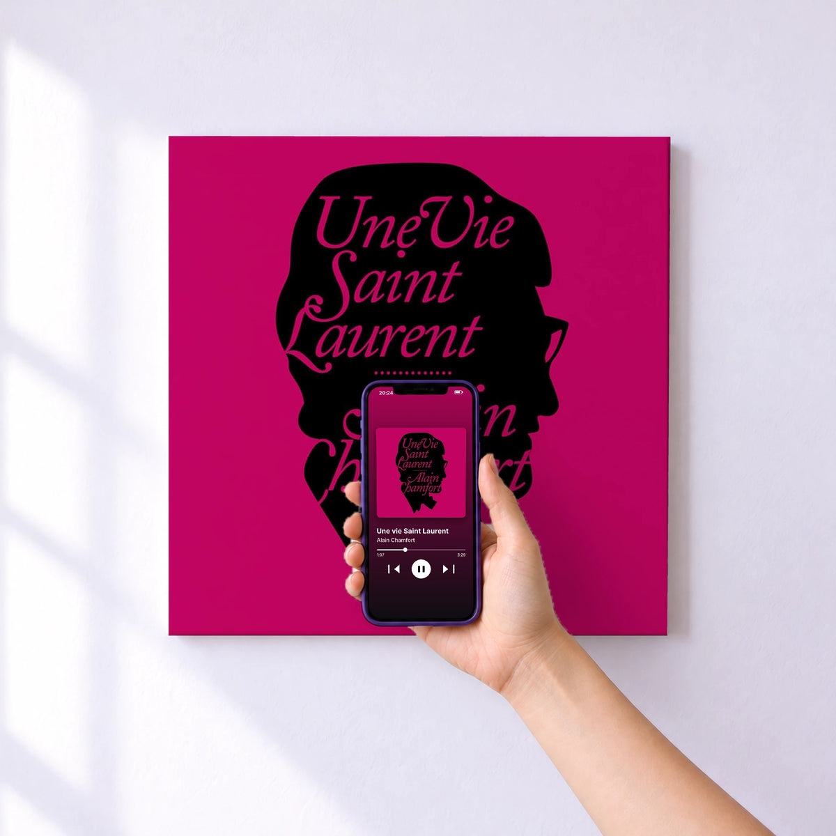 Affiche connectée Une vie Saint Laurent de Alain Chamfort au mur : l'album se lance en approchant le téléphone