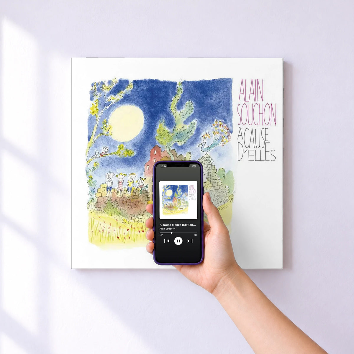 Affiche connectée A cause d'elles (Edition Deluxe) de Alain Souchon au mur : l'album se lance en approchant le téléphone