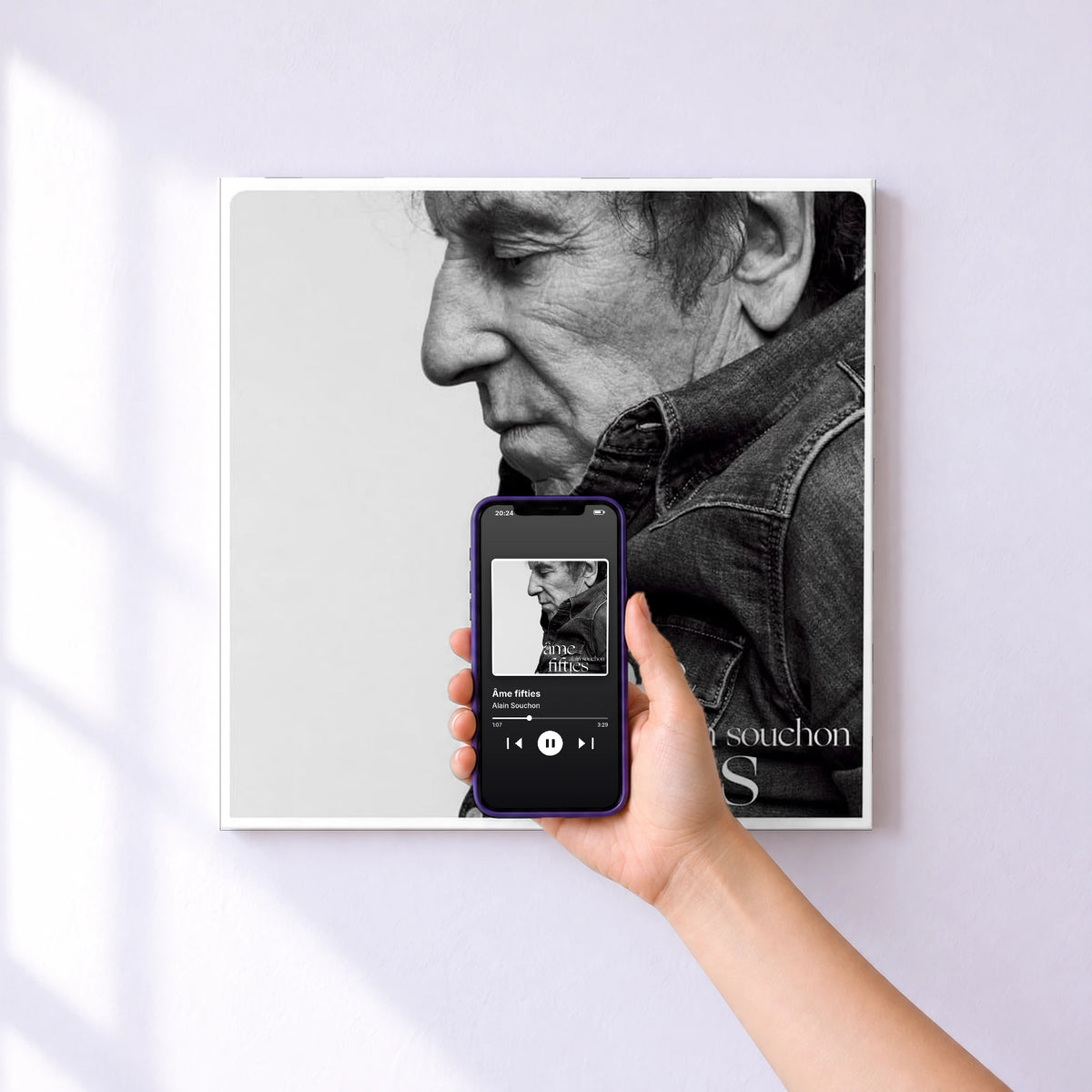 Affiche connectée Âme fifties de Alain Souchon au mur : l'album se lance en approchant le téléphone