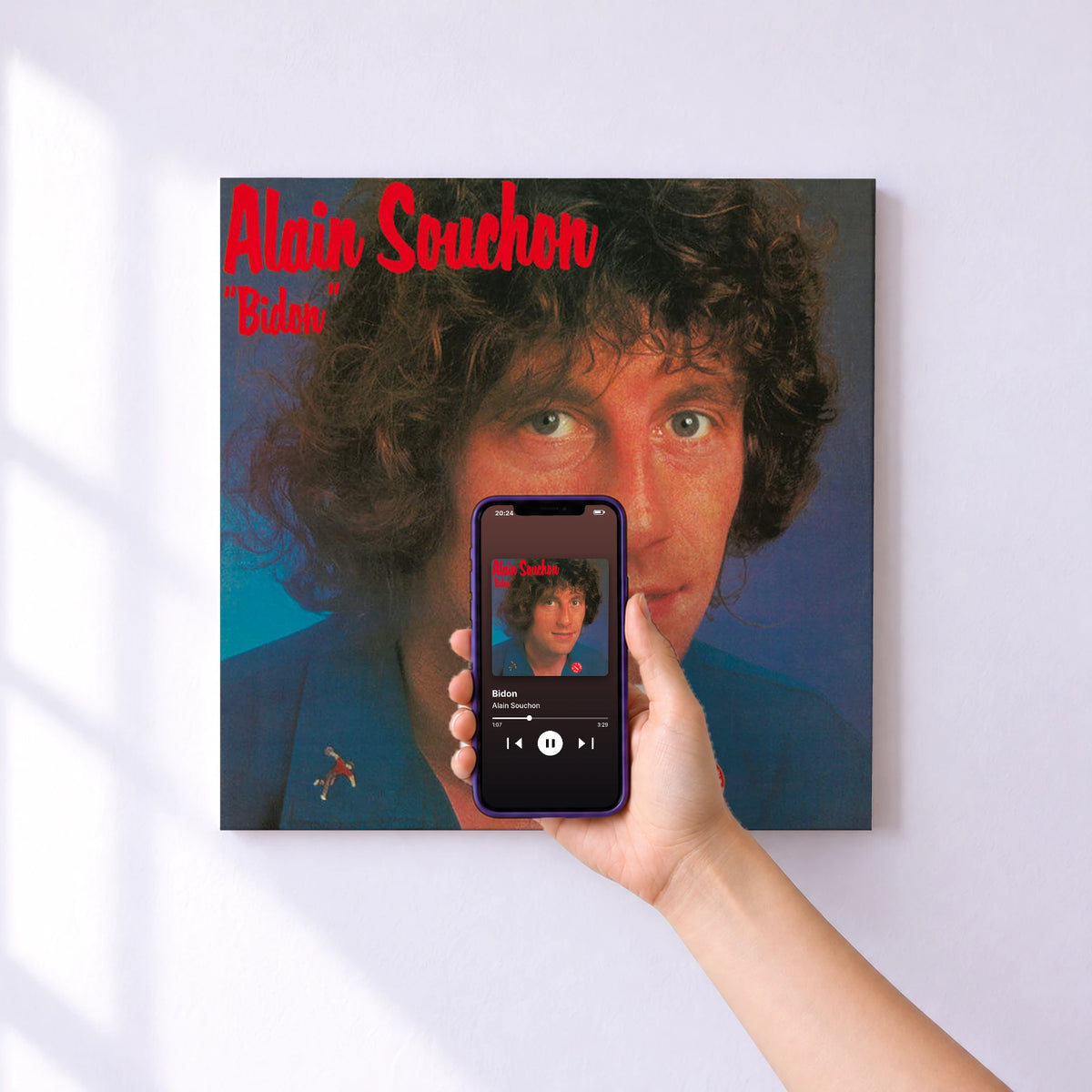 Affiche connectée Bidon de Alain Souchon au mur : l'album se lance en approchant le téléphone