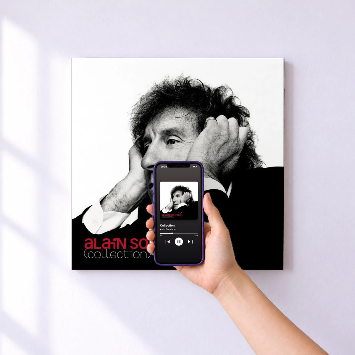 Affiche connectée Collection de Alain Souchon au mur : l'album se lance en approchant le téléphone