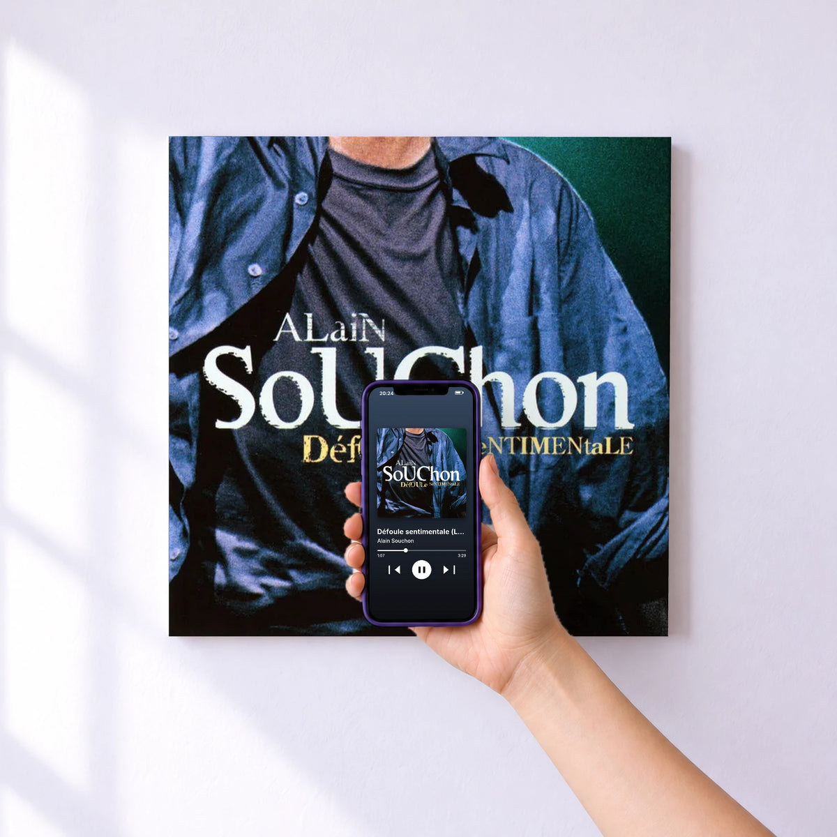 Affiche connectée Défoule sentimentale (Live) de Alain Souchon au mur : l'album se lance en approchant le téléphone
