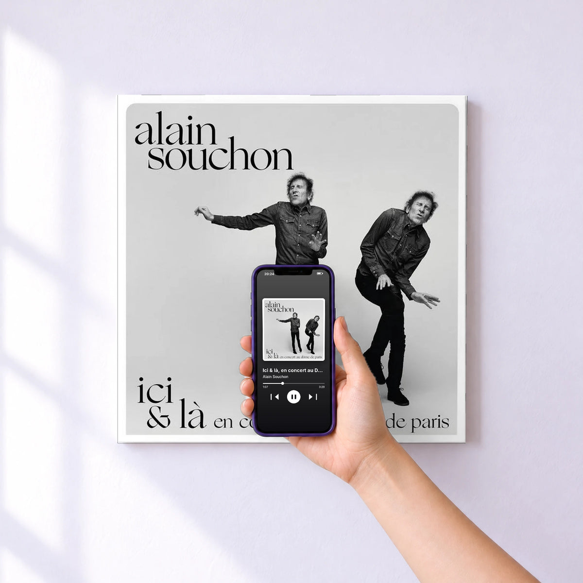 Affiche connectée Ici & là, en concert au Dôme de Paris (Live, 2022) de Alain Souchon au mur : l'album se lance en approchant le téléphone