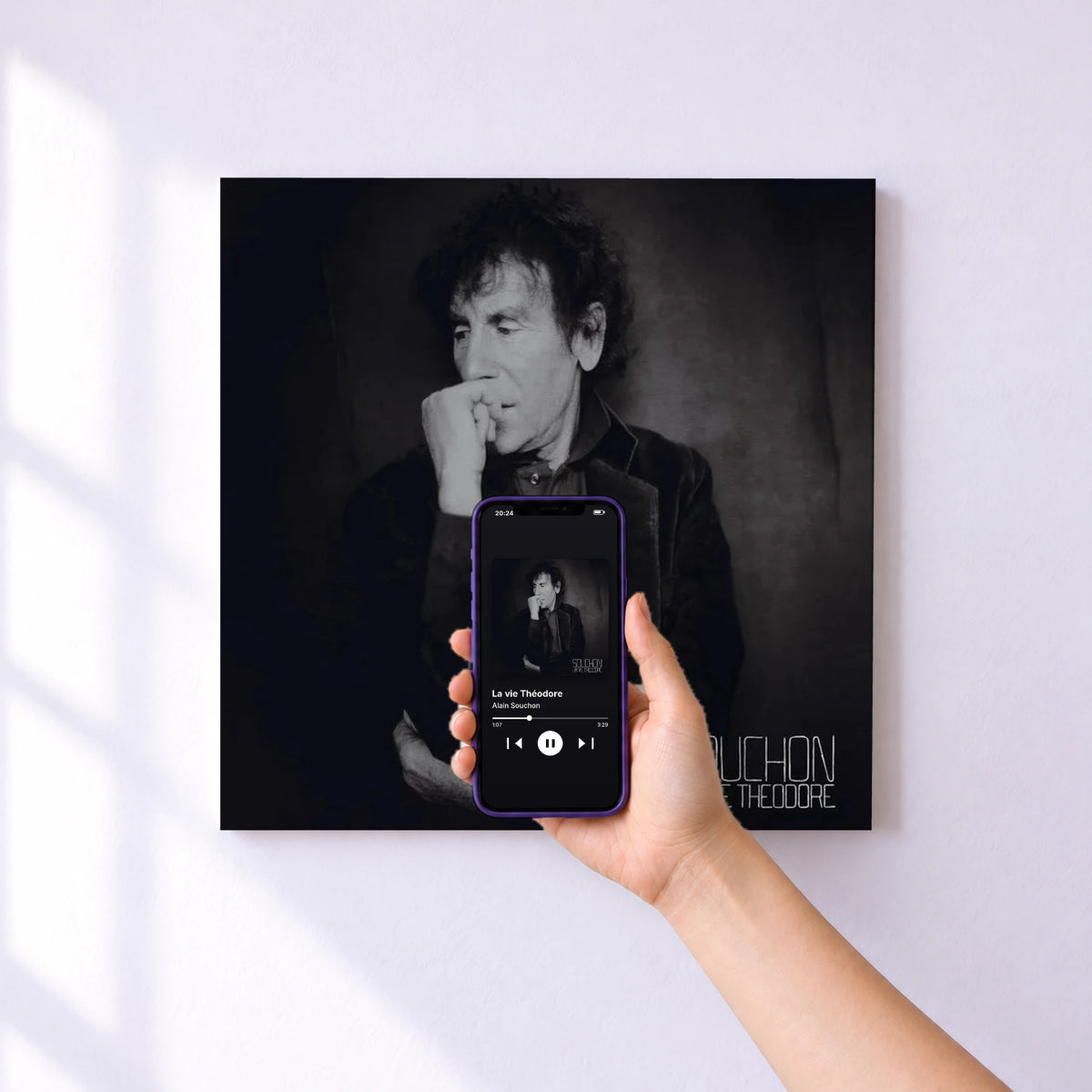 Affiche connectée La vie Théodore de Alain Souchon au mur : l'album se lance en approchant le téléphone