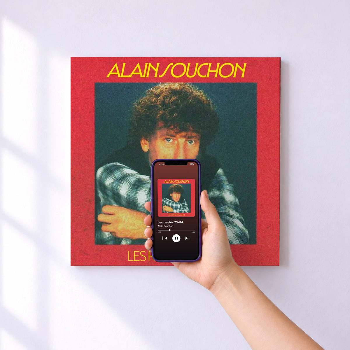 Affiche connectée Les raretés 73-84 de Alain Souchon au mur : l'album se lance en approchant le téléphone