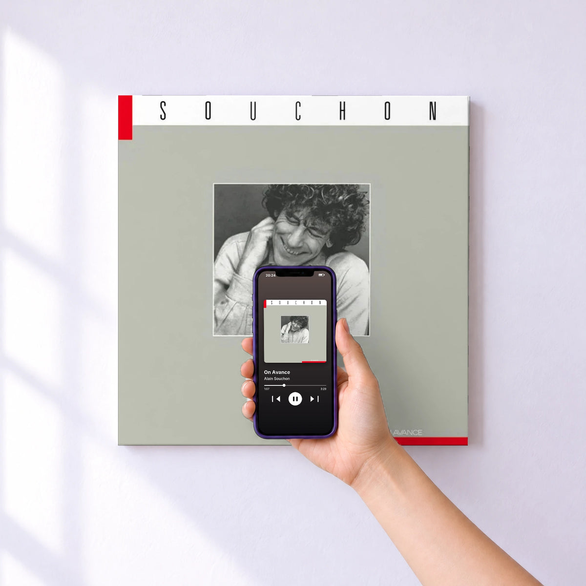 Affiche connectée On Avance de Alain Souchon au mur : l'album se lance en approchant le téléphone