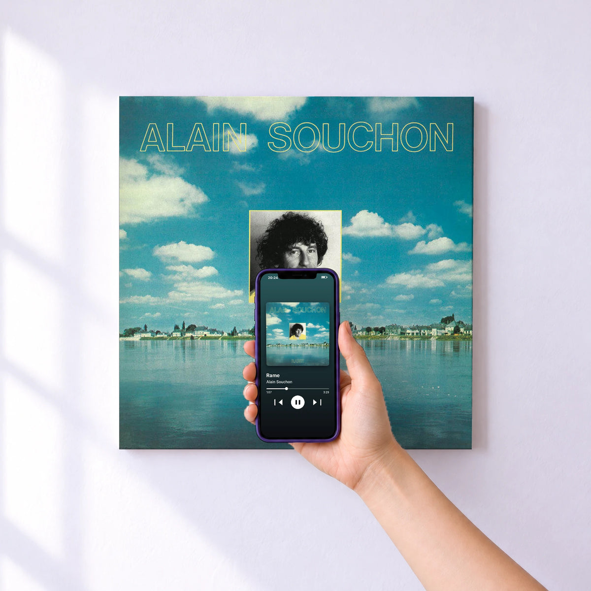 Affiche connectée Rame de Alain Souchon au mur : l'album se lance en approchant le téléphone