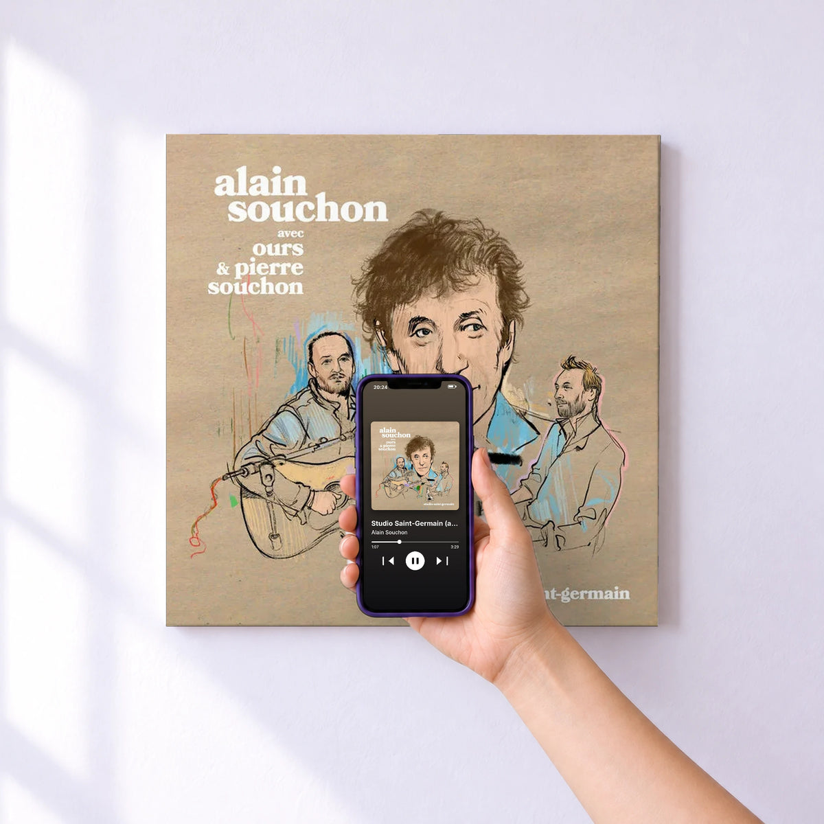 Affiche connectée Studio Saint-Germain (avec Ours & Pierre Souchon) [Édition Collector] de Alain Souchon au mur : l'album se lance en approchant le téléphone