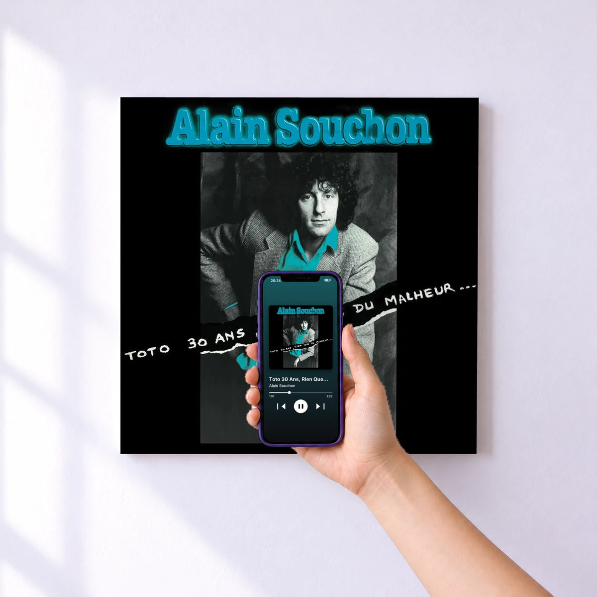 Affiche connectée Toto 30 Ans, Rien Que Du Malheur... de Alain Souchon au mur : l'album se lance en approchant le téléphone