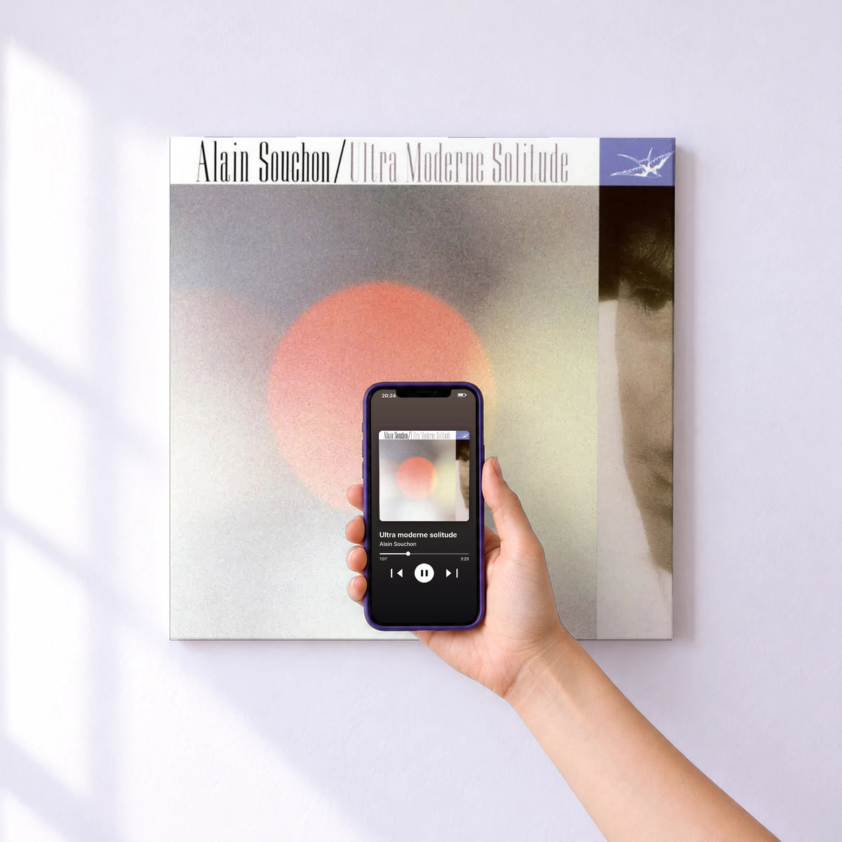 Affiche connectée Ultra moderne solitude de Alain Souchon au mur : l'album se lance en approchant le téléphone