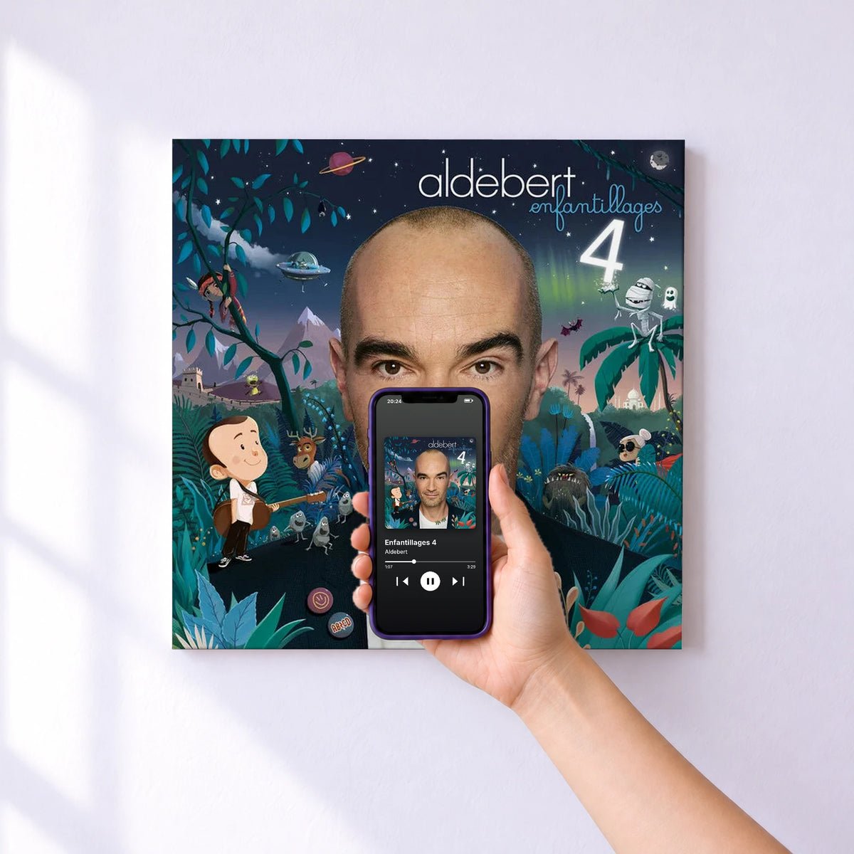 Affiche connectée Enfantillages 4 de Aldebert au mur : l'album se lance en approchant le téléphone