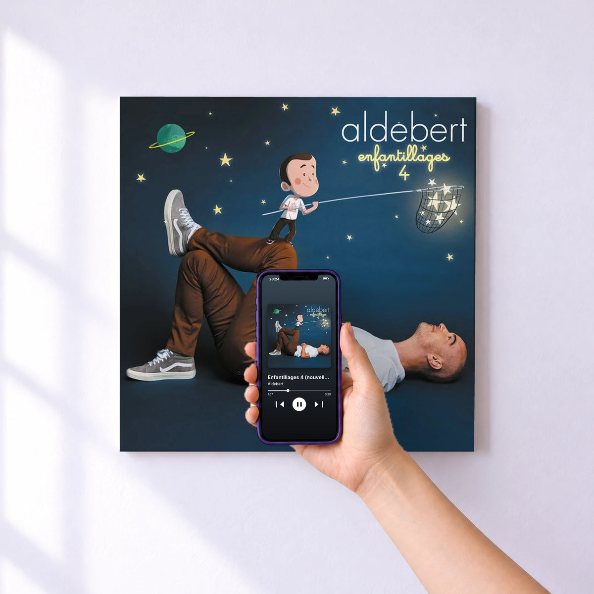 Affiche connectée Enfantillages 4 (nouvelle édition) de Aldebert au mur : l'album se lance en approchant le téléphone