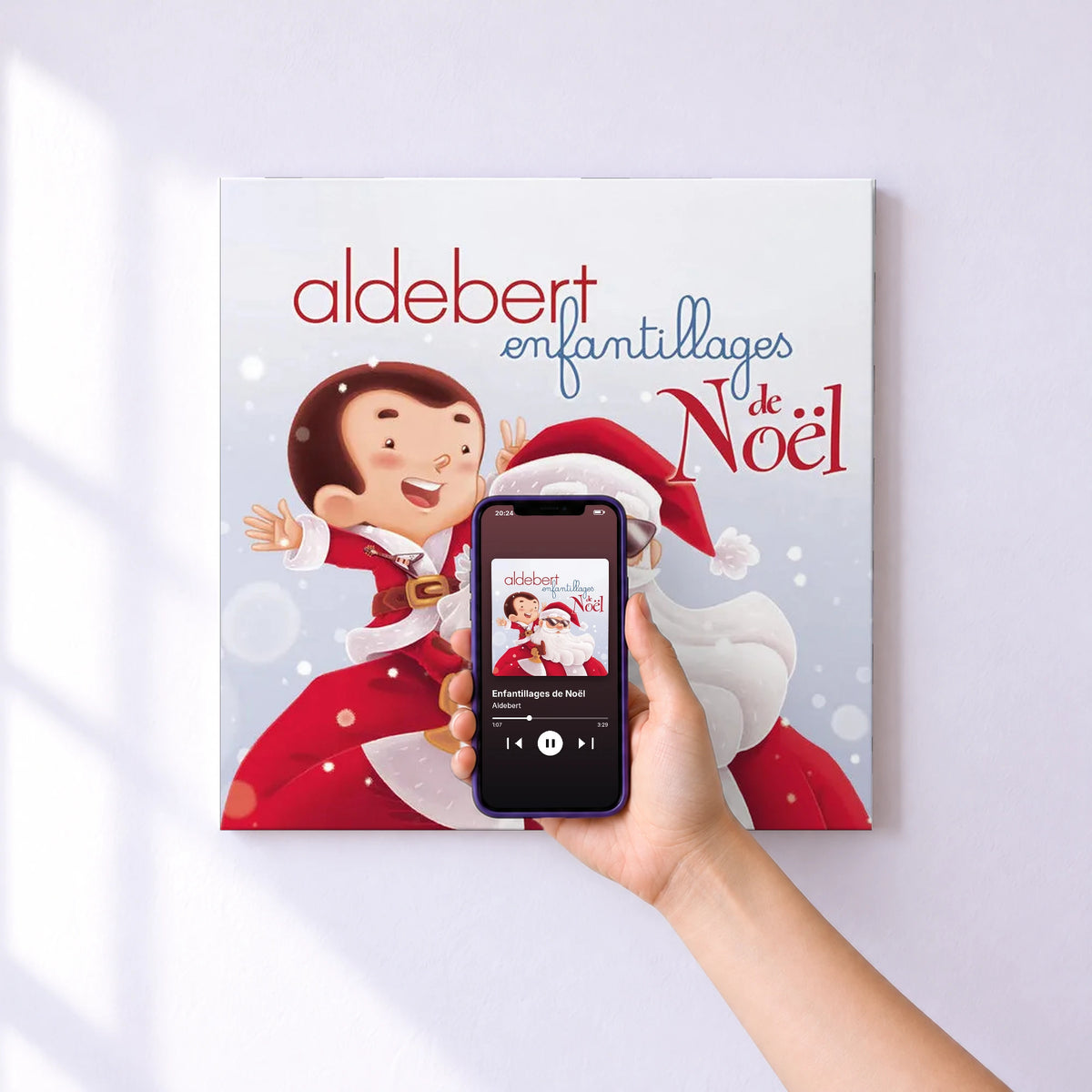Affiche connectée Enfantillages de Noël de Aldebert au mur : l'album se lance en approchant le téléphone