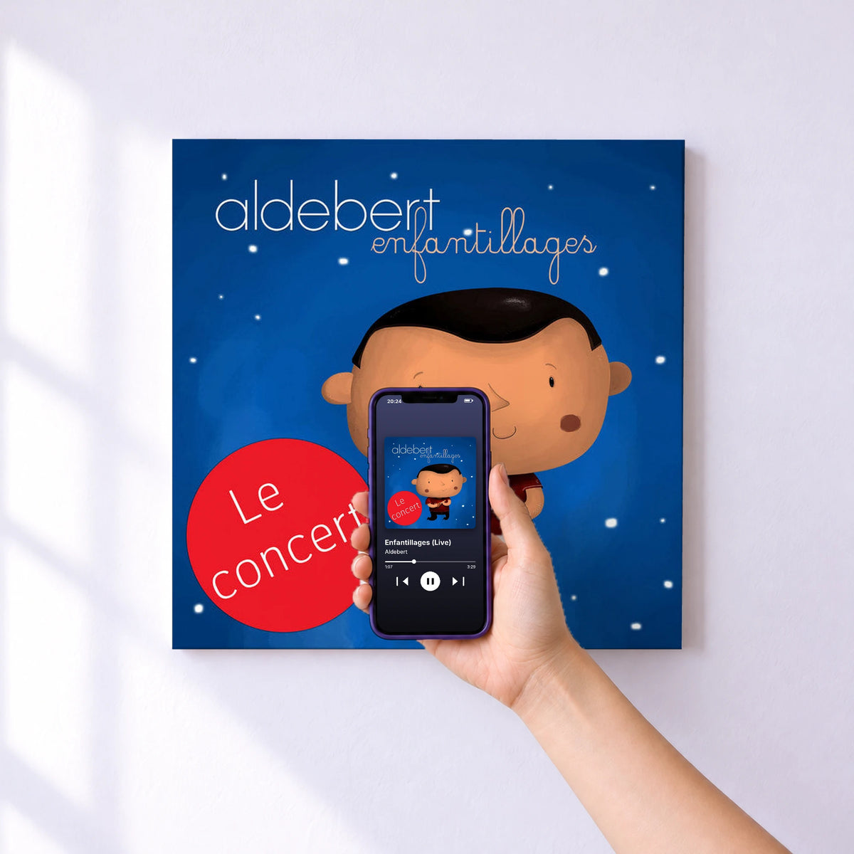 Affiche connectée Enfantillages (Live) de Aldebert au mur : l'album se lance en approchant le téléphone