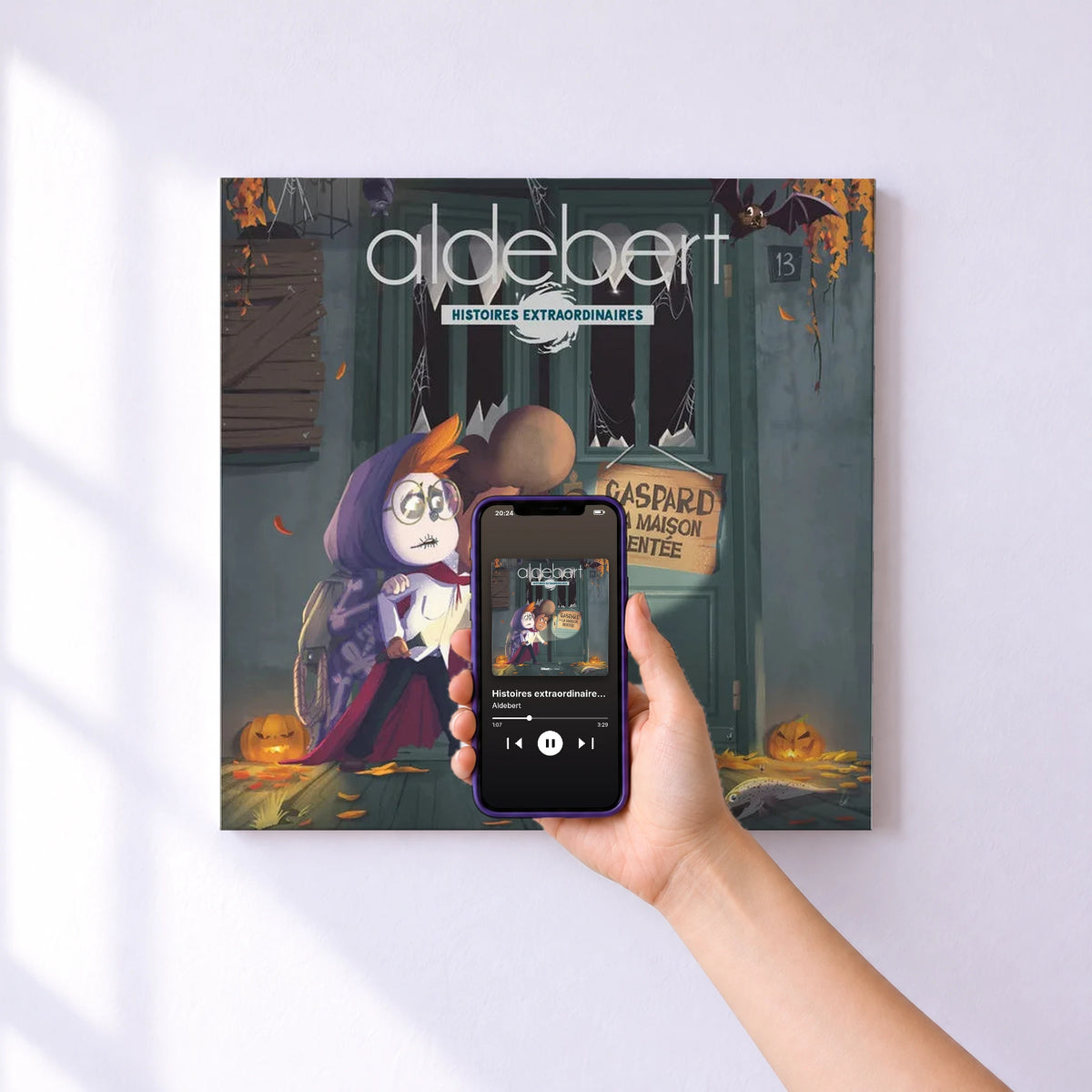 Affiche connectée Histoires extraordinaires : Gaspard et la maison dentée de Aldebert au mur : l'album se lance en approchant le téléphone