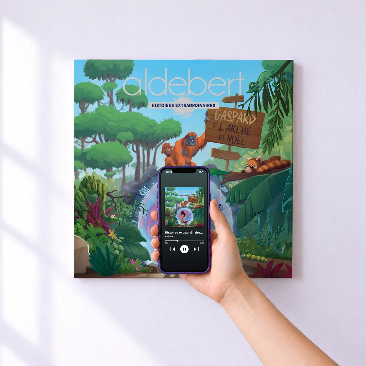Affiche connectée Histoires extraordinaires : Gaspard et l'arche de Noël de Aldebert au mur : l'album se lance en approchant le téléphone